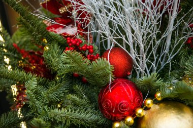 Altın ve kırmızı top, boncuk ve tinsel ile süslenen yılbaşı ağacı,