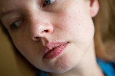 piercing izleri ile makyaj olmadan orta yaşlı bir kadının yüzü