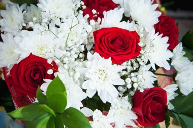 beyaz kasımpatı ve kırmızı gül buketi