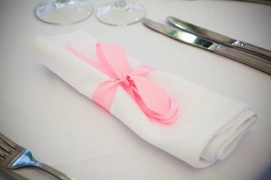 Tablo ile bir doğum günü ile kaplı beyaz masa örtüsü,