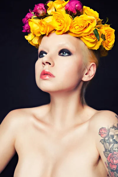 Blonde Tattoo Her Shoulder Wreath Yellow Pink Roses Her Head — Stock Photo, Image