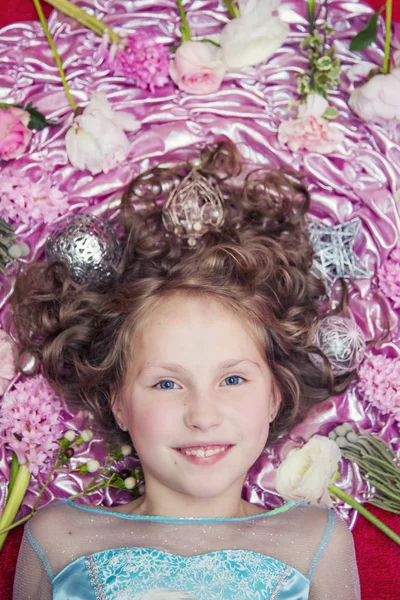 Een Kleine Blonde Meisje Liggend Een Roze Zijde Stof Met — Stockfoto