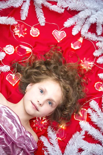 Uma Pequena Menina Cabelos Claros Deitada Chão Vermelho Com Uma — Fotografia de Stock