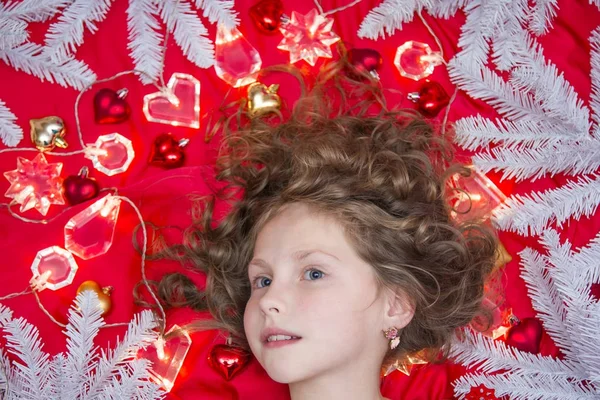 Een Kleine Blonde Meisje Liggend Een Rode Vloer Met Een — Stockfoto