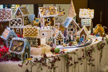 yenilebilir gösterişli evler dekore edilmiş buzlanma ve renkli tatlılar