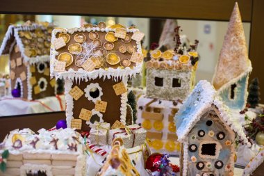 yenilebilir gösterişli evler dekore edilmiş buzlanma ve renkli tatlılar