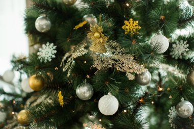 Ladin, dalları Noel topları, boncuk ve çelenk ile dekore edilmiş