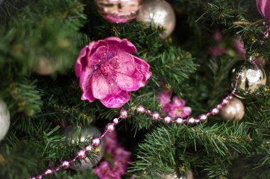 Ladin, dalları dekore yılbaşı oyuncaklar, yapay çiçek, boncuk ve çelenk