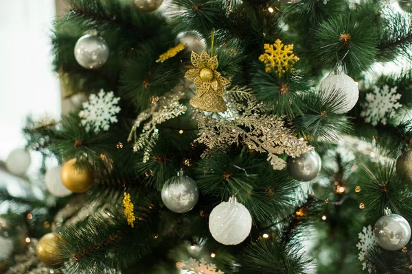 Gałęzie Świerku Ozdobione Kulki Koraliki Girlandy Boże Narodzenie — Zdjęcie stockowe