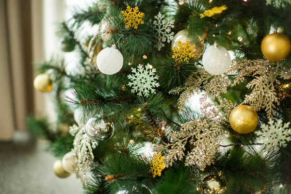 Gałęzie Świerku Ozdobione Kulki Koraliki Girlandy Boże Narodzenie — Zdjęcie stockowe