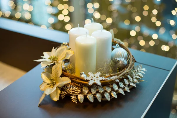 用冷杉树枝 珠子和锥体装饰的圣诞篮子 — 图库照片