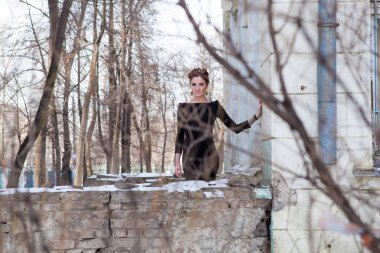 terk edilmiş bir park şapkalı genç bir esmer kış portresi