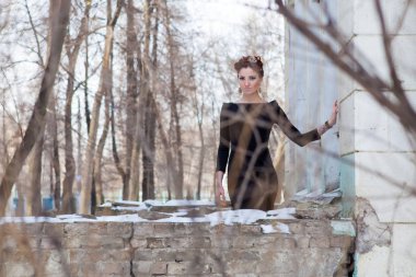 terk edilmiş bir park şapkalı genç bir esmer kış portresi