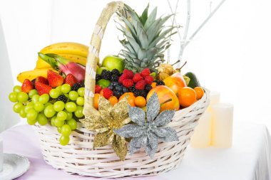 Natürmort: sepet meyve ve çilek, kahve fincanı ve mum