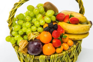 sepet meyve ve çilek, parlak çiçeklerle dekore edilmiş ve