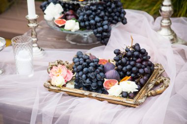 Natürmort: sepet üzüm, incir ve Erik