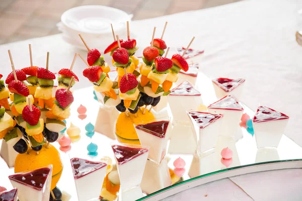 meyve, çilek ve peynir küçük kanepeler