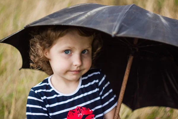 Chica Una Camiseta Rayas Con Paraguas Negro Campo —  Fotos de Stock