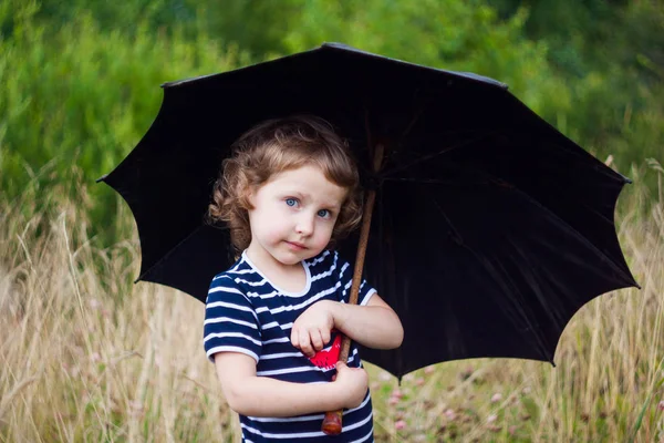 Ragazza Una Shirt Righe Con Ombrello Nero Nel Campo — Foto Stock