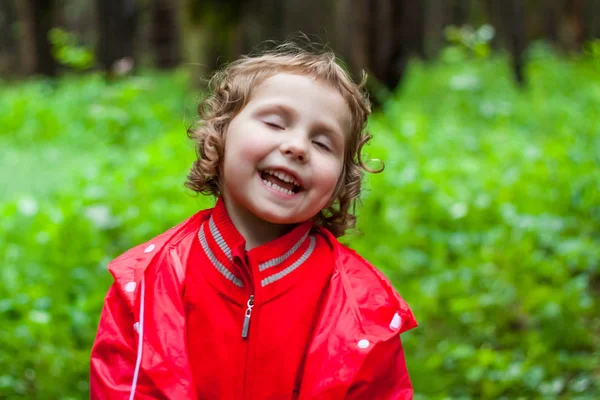 Menina Uma Capa Chuva Vermelha Floresta — Fotografia de Stock