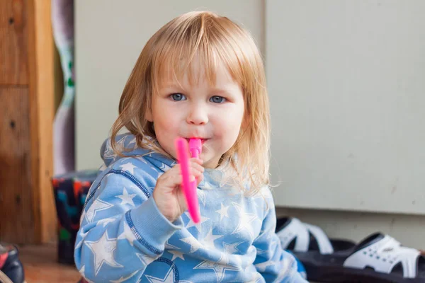 Blonde Jongen Met Blauwe Ogen Een Blauwe Regenjas — Stockfoto