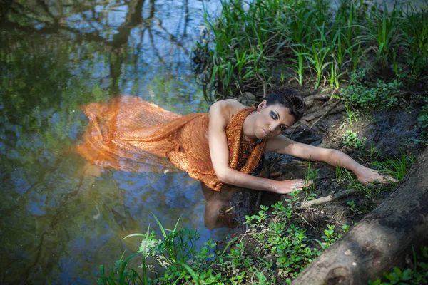 Thin Brunette Orange Dress Lies Pond — Stock Photo, Image