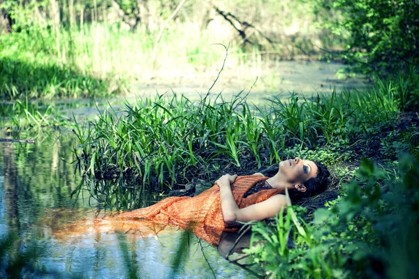 Thin Brunette Orange Dress Lies Pond — Stock Photo, Image