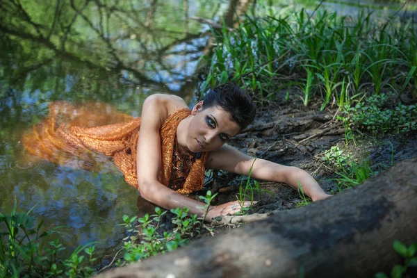 Thin Brunette Orange Dress Lies Pond — Stock Photo, Image