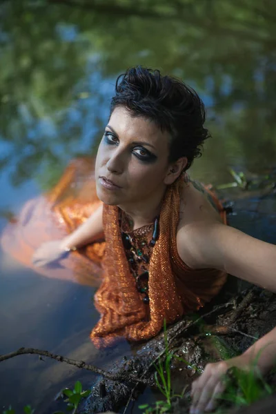 Thin Brunette Orange Dress Lies Pond — Stock Photo, Image