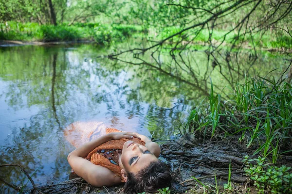 Thin Brunette Orange Dress Lies Pond — Stock Photo, Image