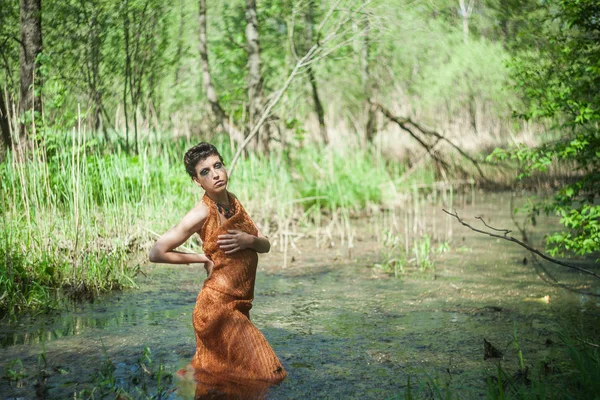 Morena Magra Vestido Laranja Está Costa Uma Lagoa Floresta — Fotografia de Stock