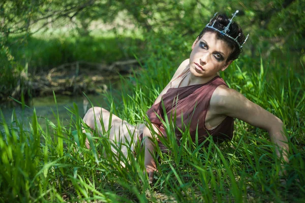 그녀의 머리에 왕관과 드레스에서 연못의 — 스톡 사진