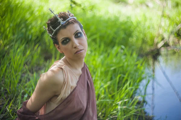그녀의 머리에 왕관과 드레스에서 연못의 — 스톡 사진