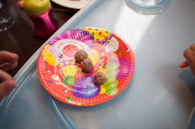 bir çok renkli bebek plaka üzerinde üç köfte