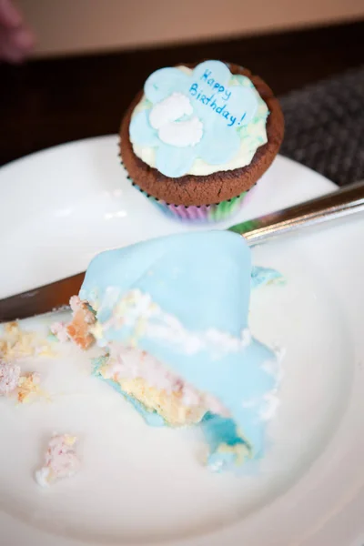 Piece Birthday Cake Blue Glaze Plate — Stock Photo, Image