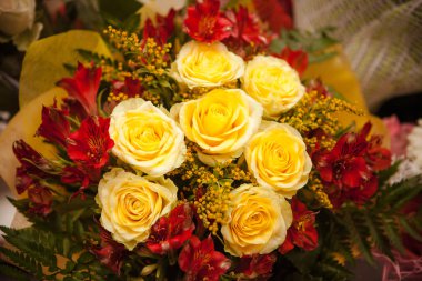 Sarı Gül ve kırmızı lilyum buketi