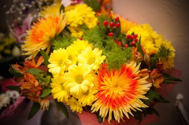 buket sarı Aster ve iğne yapraklı dalları