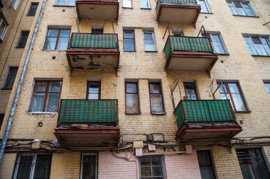 eski bir yüksek katlı bina ile yeşil balkon duvarına