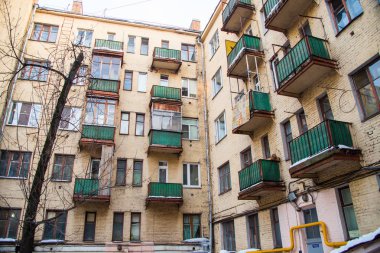 eski bir yüksek katlı bina ile yeşil balkon duvarına