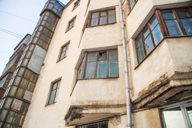 turuncu bir balkon bina eski bir yüksek katlı duvarına
