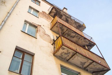 turuncu bir balkon bina eski bir yüksek katlı duvarına