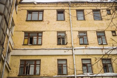 eski bir yüksek katlı bina harap duvarına