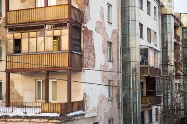 turuncu bir balkon bina eski bir yüksek katlı duvarına