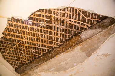 eski bir apartman dairesinde yıkık tavan