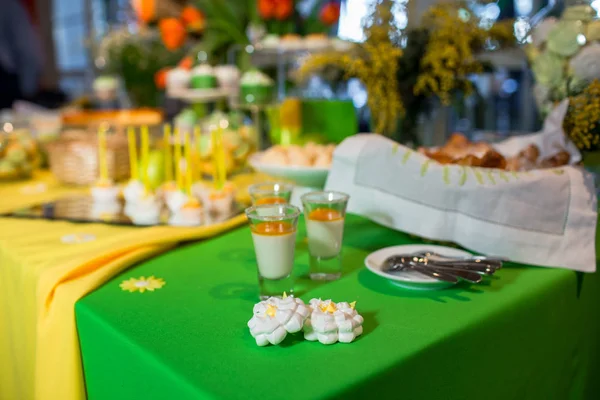 Buffet Com Uma Toalha Mesa Amarelo Verde Com Sobremesas Doces — Fotografia de Stock