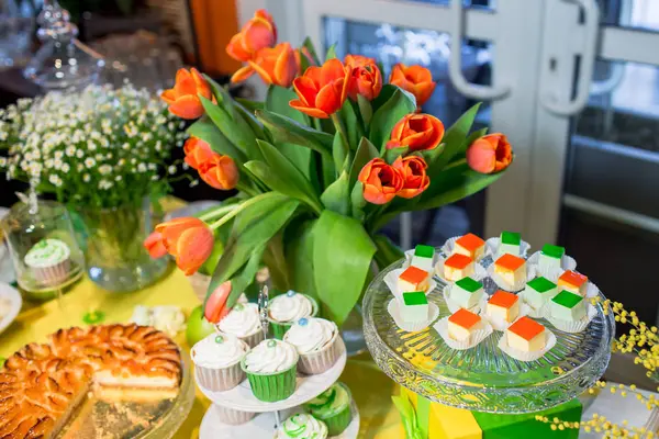 Ontbijtbuffet Met Een Geel Groen Tafelkleed Met Desserts Snoep Een — Stockfoto