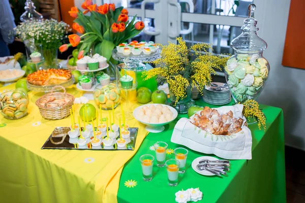 Buffet Com Uma Toalha Mesa Amarelo Verde Com Lanches Sobremesas — Fotografia de Stock