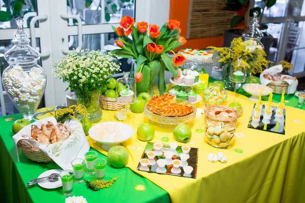 Buffet Com Uma Toalha Mesa Amarelo Verde Com Lanches Sobremesas — Fotografia de Stock