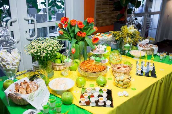 Buffet Mit Einer Gelb Grünen Tischdecke Mit Snacks Desserts Und — Stockfoto