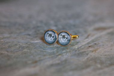 Erkekler mavi kol düğmeleri